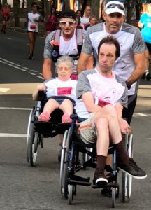 Els residents de Les Hortènsies a la cursa del Poble Nou