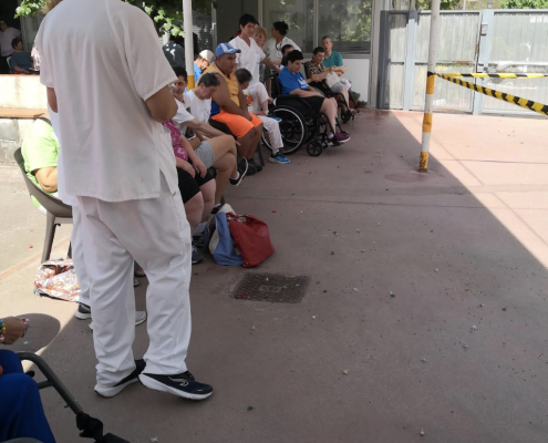 alt="Residents i professionals de Les Hortènsies reunits al pati per celebrar la Revetlla de Sant Joan"